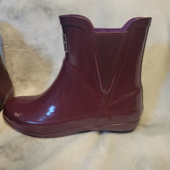 London Fog Women's Burgundy Rain Boots - Picture 3 of 9